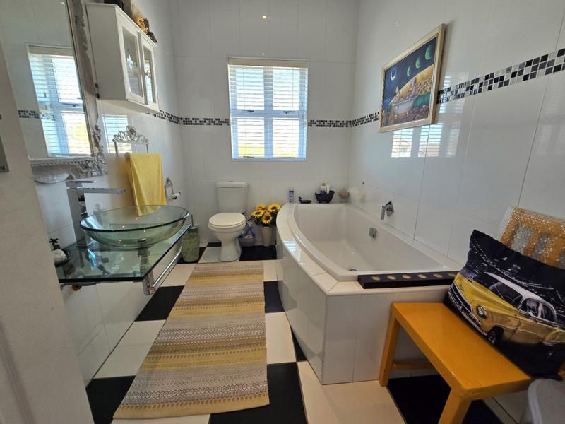 3 Bedroom Property for Sale in Britannia Bay Western Cape